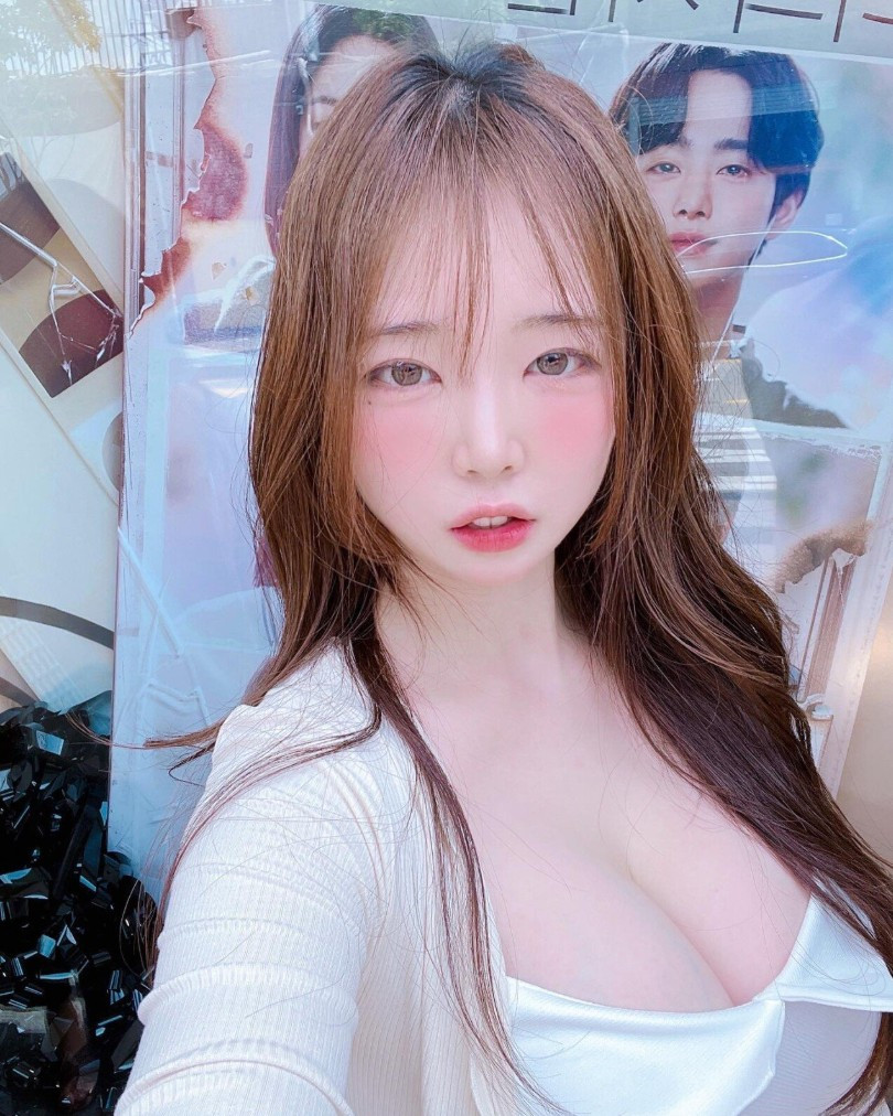 귀염상 글래머 최고는 모모리나...흰티 새하얀 가슴골