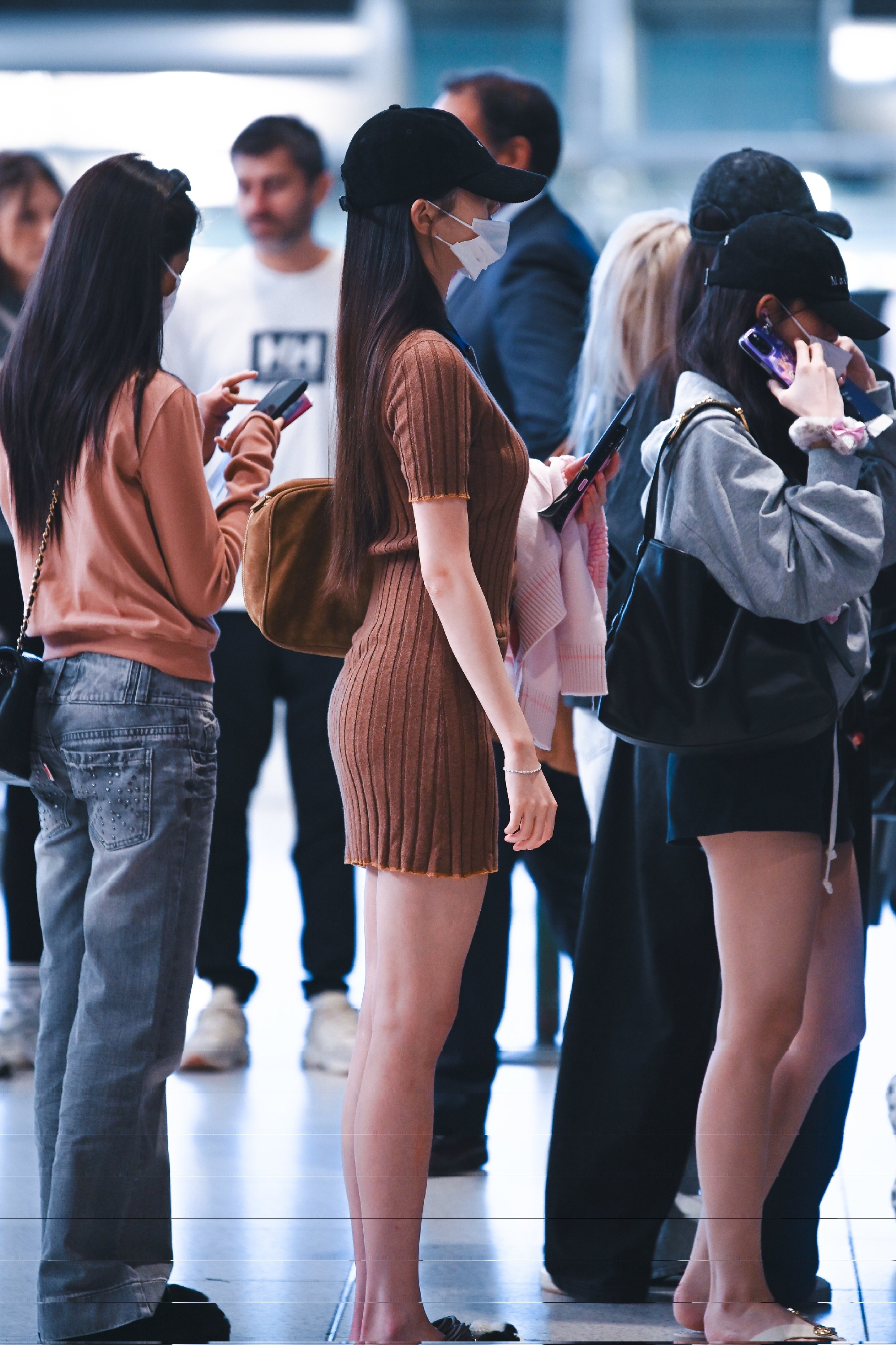 측면에서 본 아이브 장원영 갈색 골지 원피스 예쁜 몸선 힙라인