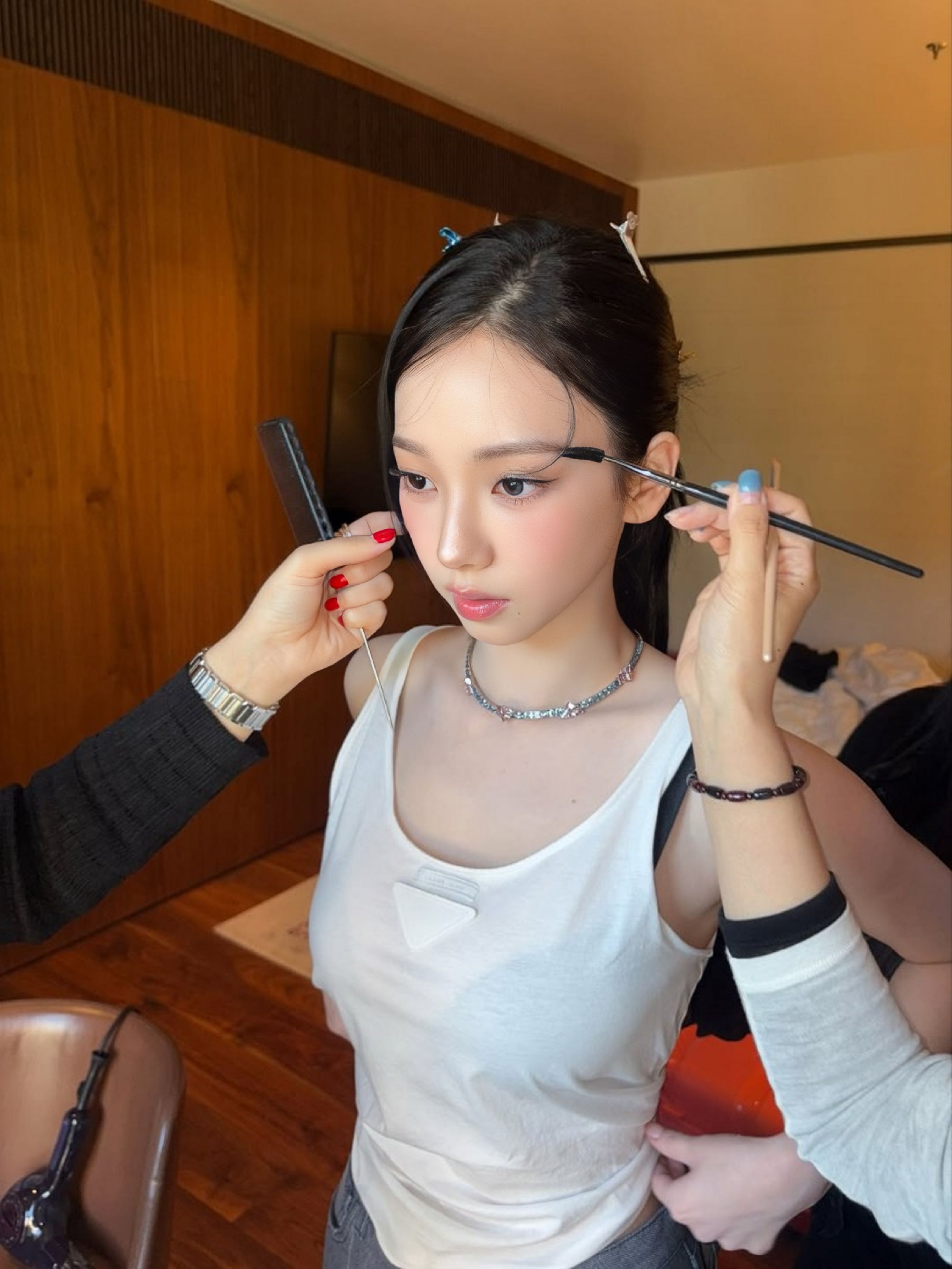 메이크업 받는 에스파 카리나...검정 브라 잘 비치는 묵직한 흰 나시