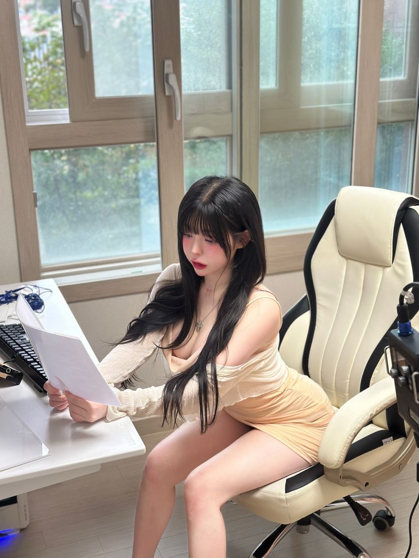 노란 주름 원피스 김유디 PC 의자위에 올린 야벅지