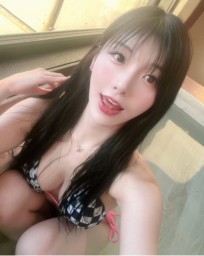 히노키탕 안에서 모자이크 끈비키니 입은 쏘블리 알가슴골 1장