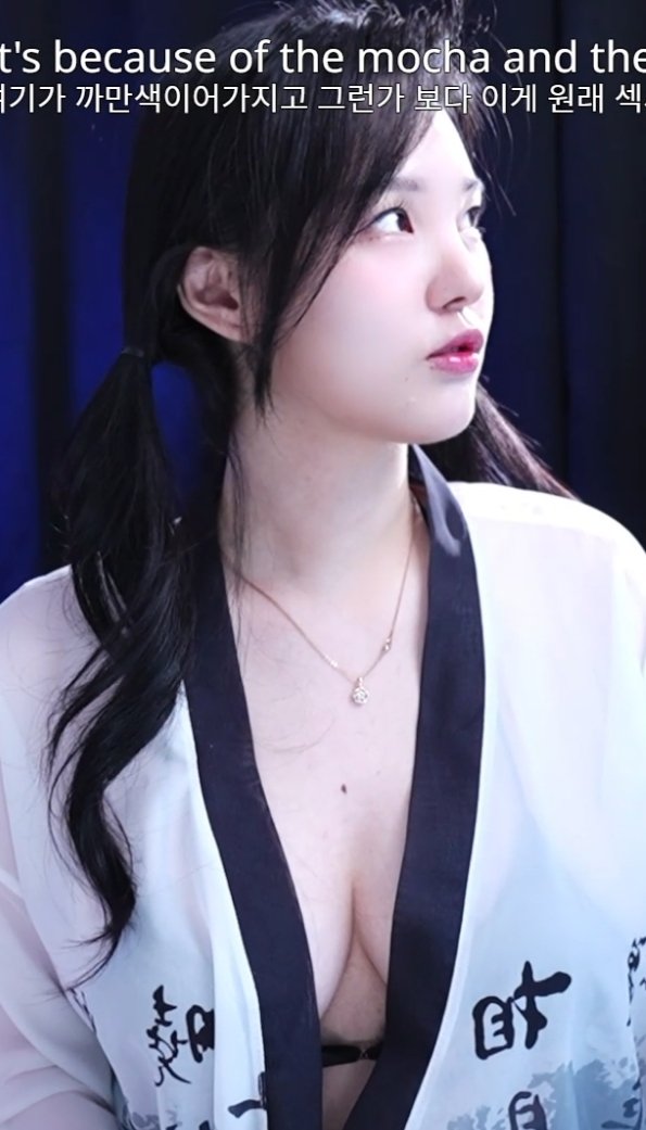 살짝 벌어진 유도복(?) 틈새 참한 가슴골 김하선