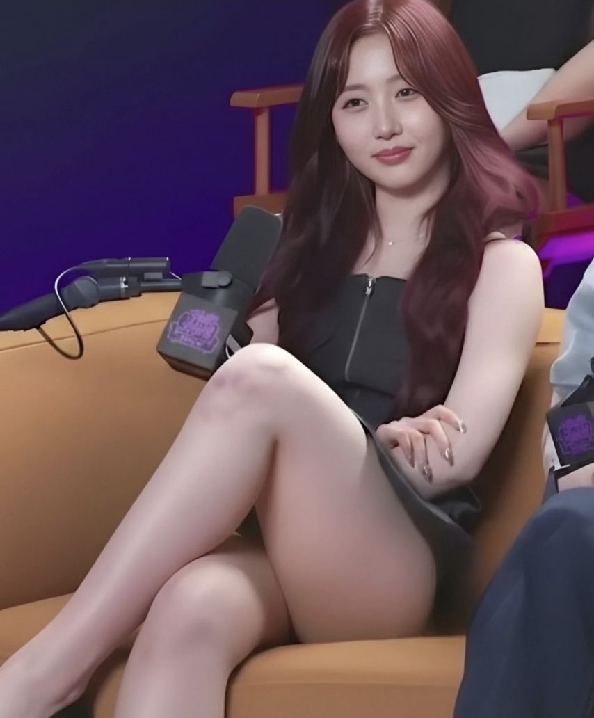 소파에서 다리 꼬는 순간 야벅지 캡쳐 레전드  엔믹스 오해원