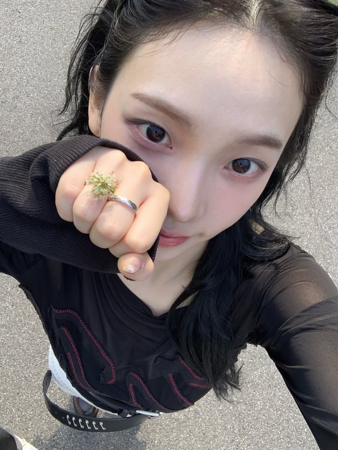 에스파 카리나 검정 시스루 긴팔...은근히 비치는 가슴골 셀카