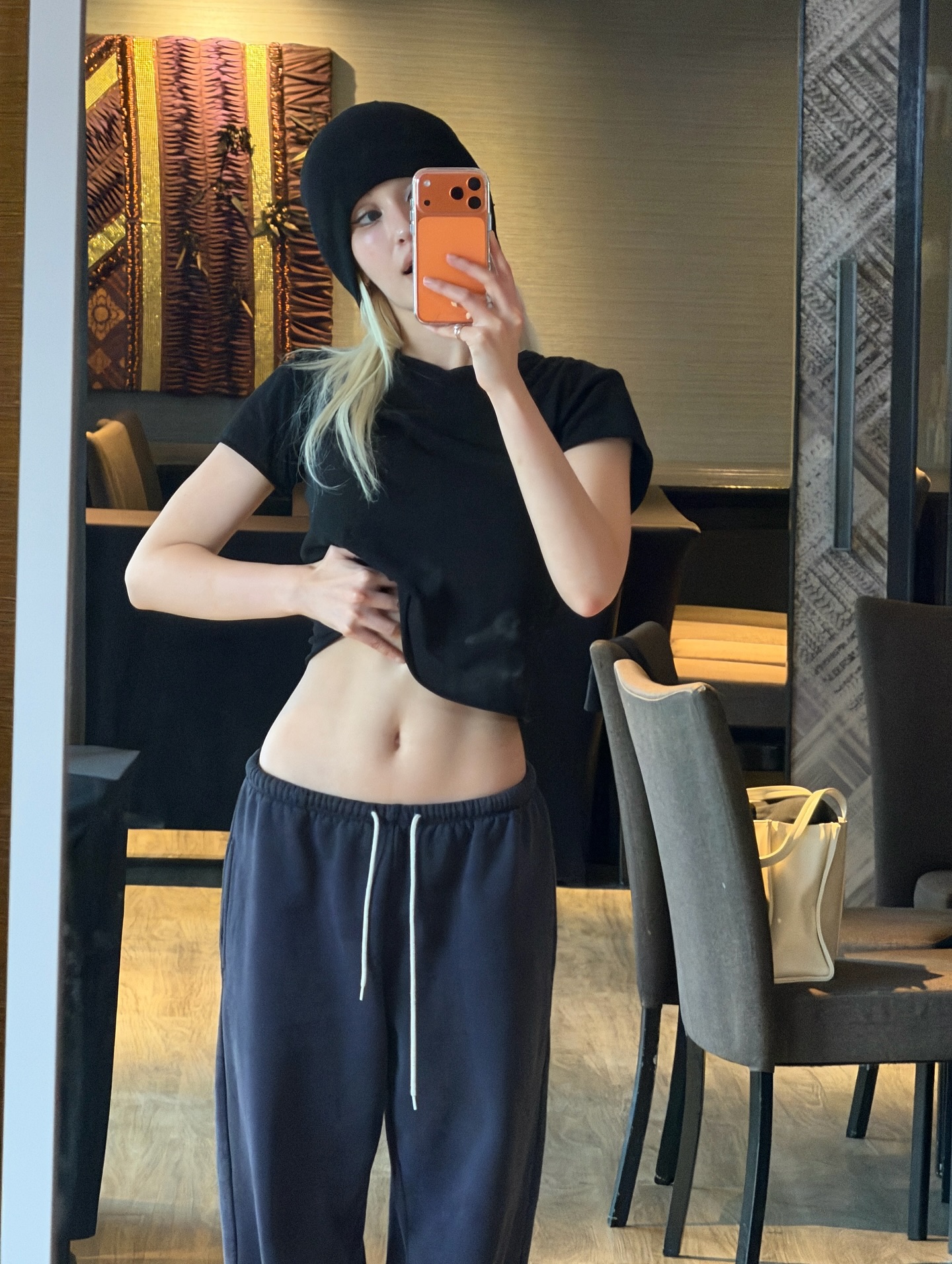 검정 티셔츠 들어올려서 잘록한 개미허리  배꼽 보여주는 전소미