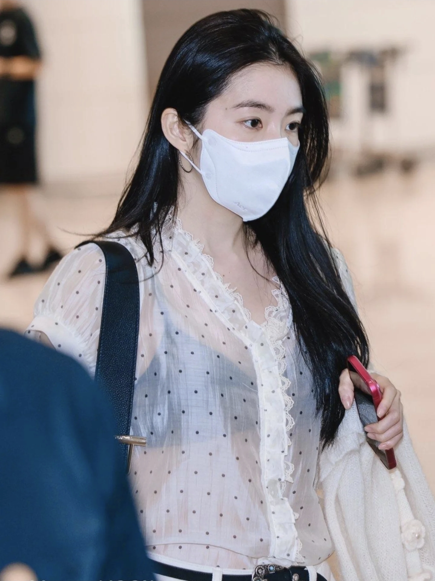 흰 시스루 땡땡이 블라우스 검정 브라 비치는 레드벨벳 아이린