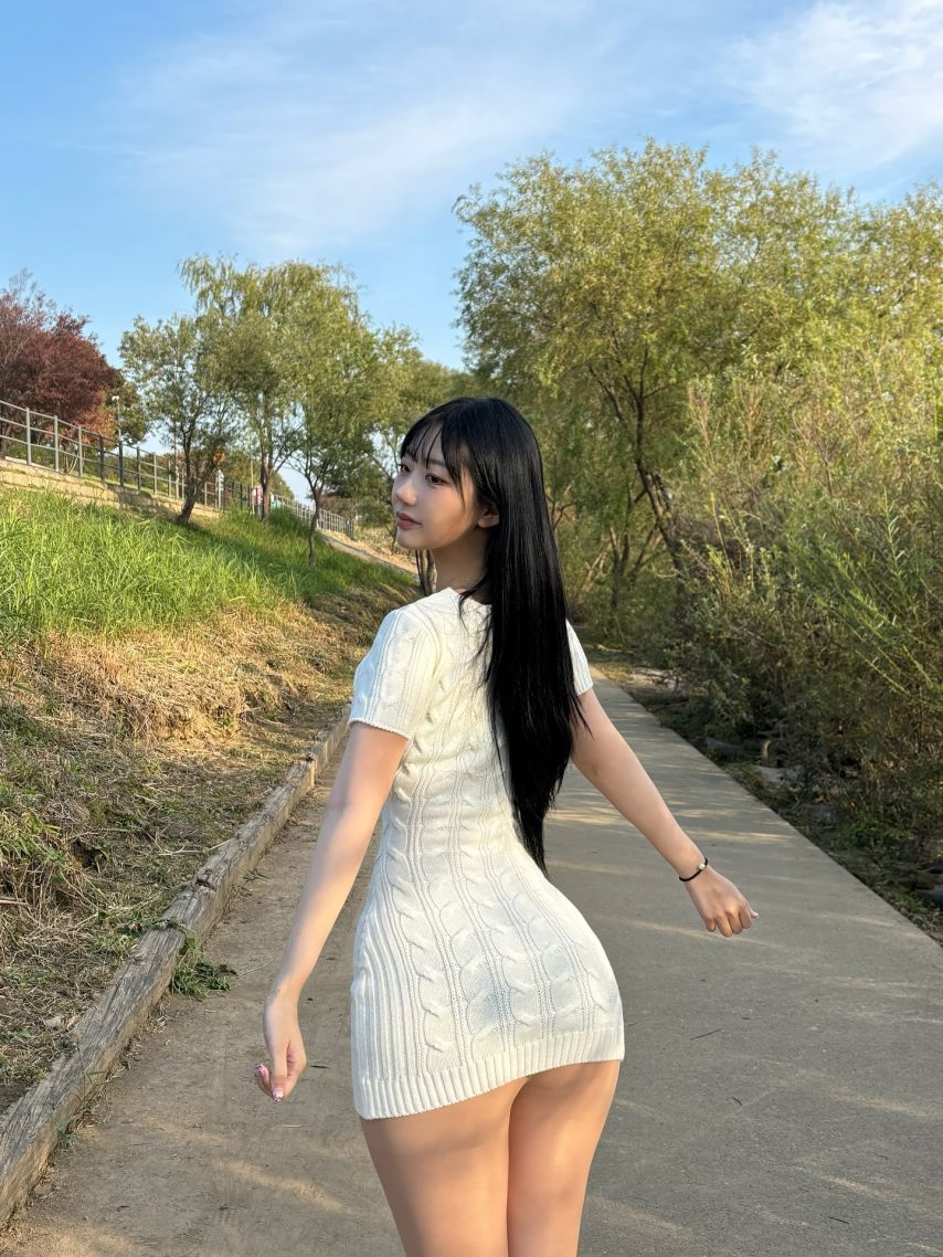 흰 꽈배기 니트 원피스 길이가 너무 짧은 신나린 엉밑살
