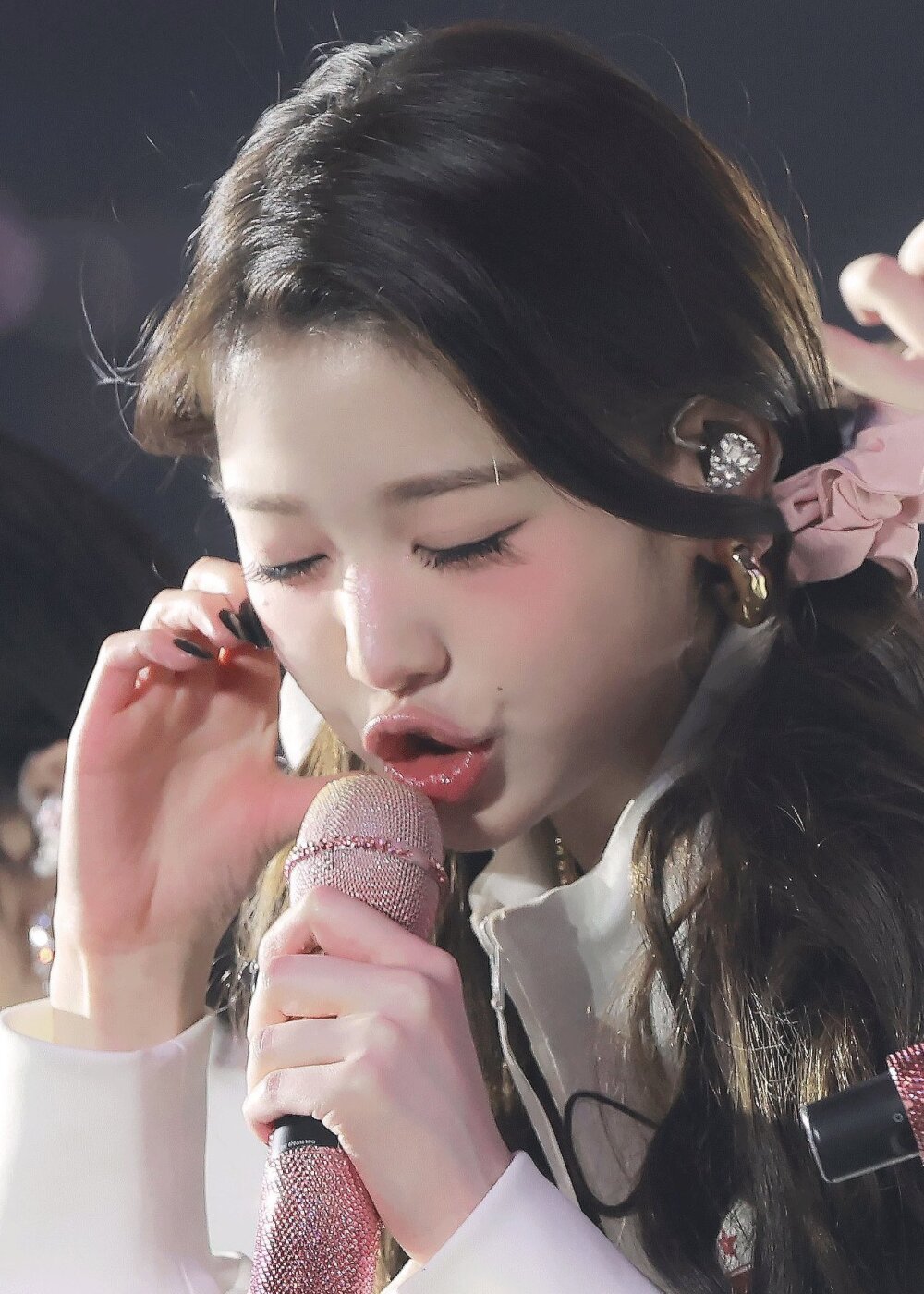 마이크에 귀여운 입술 츄 내미는 아이브 장원영 고화질 사진 1장