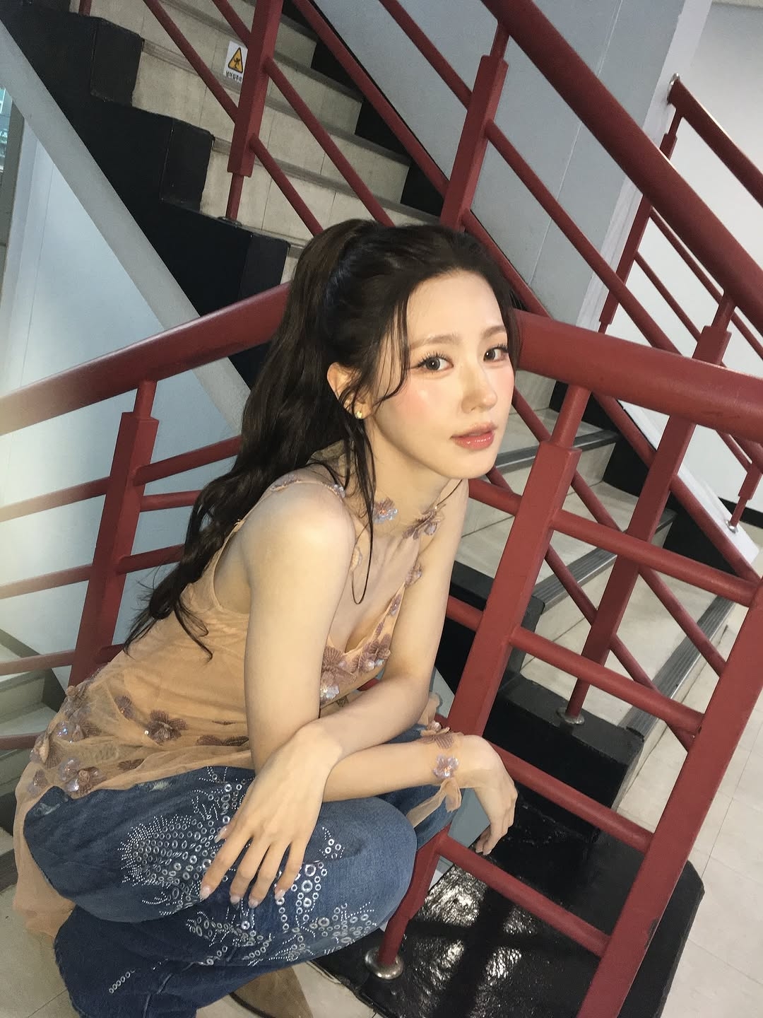 방송국 계단에 쪼그려앉은 아이들 미연 살색 끈나시 몽실 가슴골