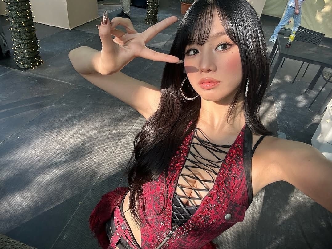 키스오프라이프 나띠 빨간 스트랩 조끼 속 묵직한 가슴골