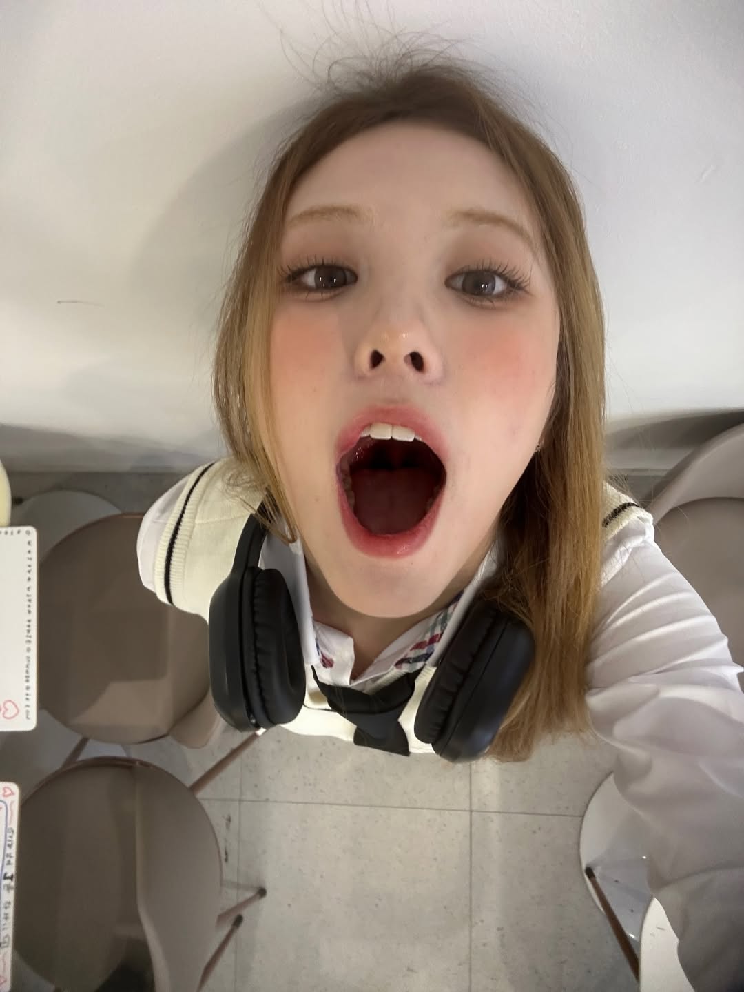 목젖까지 보이도록 입을 떡 벌리고 셀카 찍은 오드유스 마야