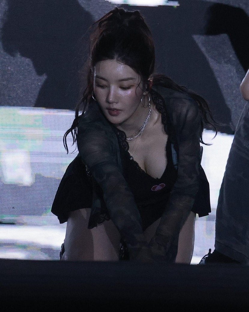 검정 레이스 슬립 입고 바닥을 기는 안무 권은비 가슴골 1장