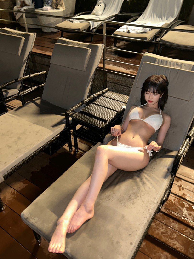 썬베드에 누워 있는 과즙세연 화이트 끈비키니 몸매 떴다