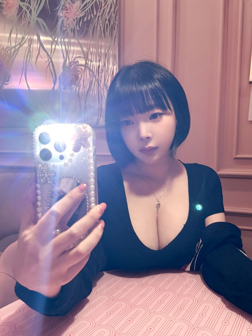 검정 꽈배기 니트 미드 가슴골 테이블에 올려놓은 강인경