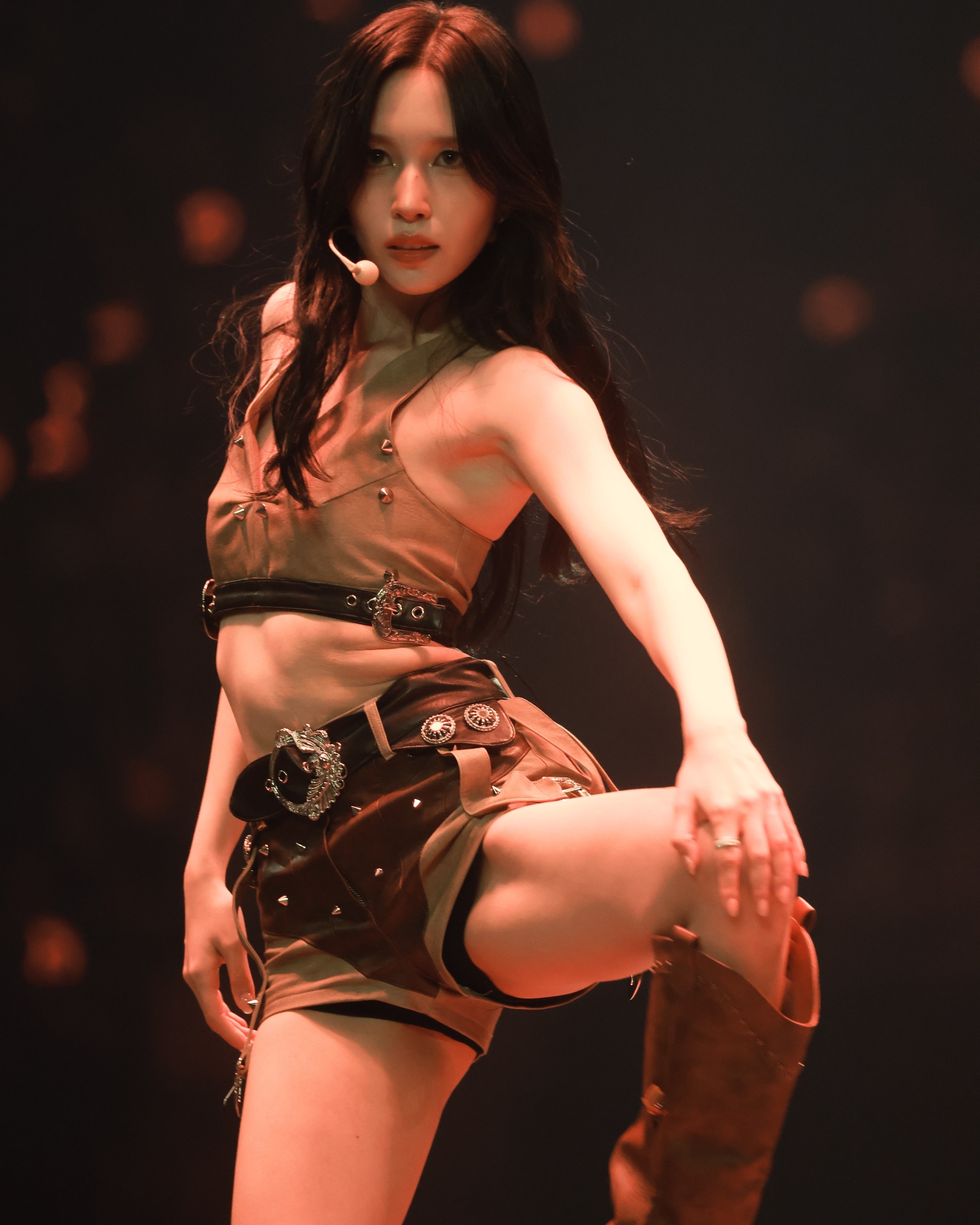 카키색 핫팬츠 허벅지 내전근도 우아한 트와이스 미나 (초고화질)