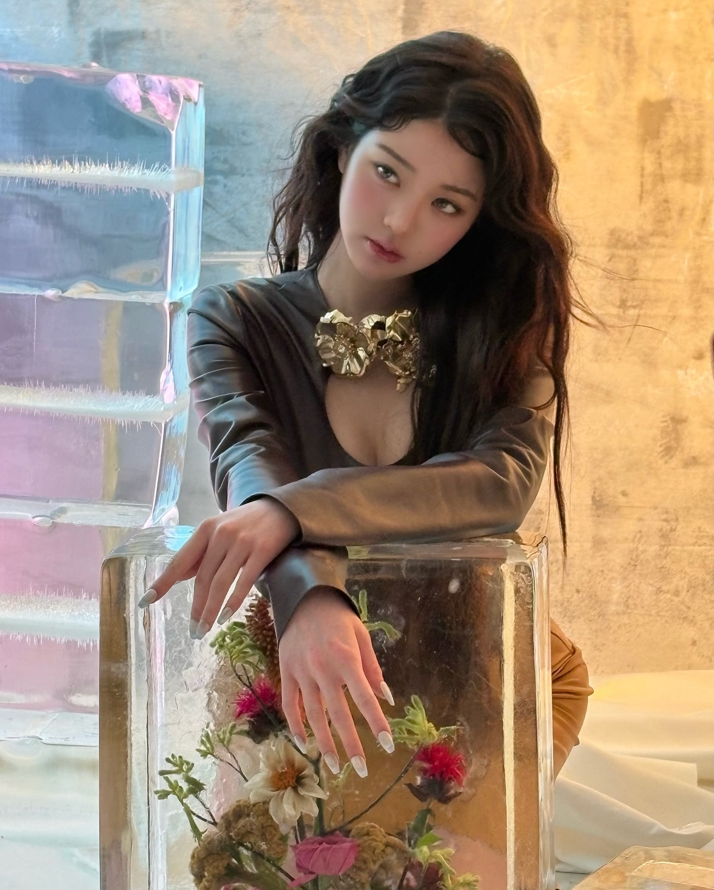 꽃얼음 장식 위에 팔을 걸친 장원영 가죽 U넥 귀한 가슴골