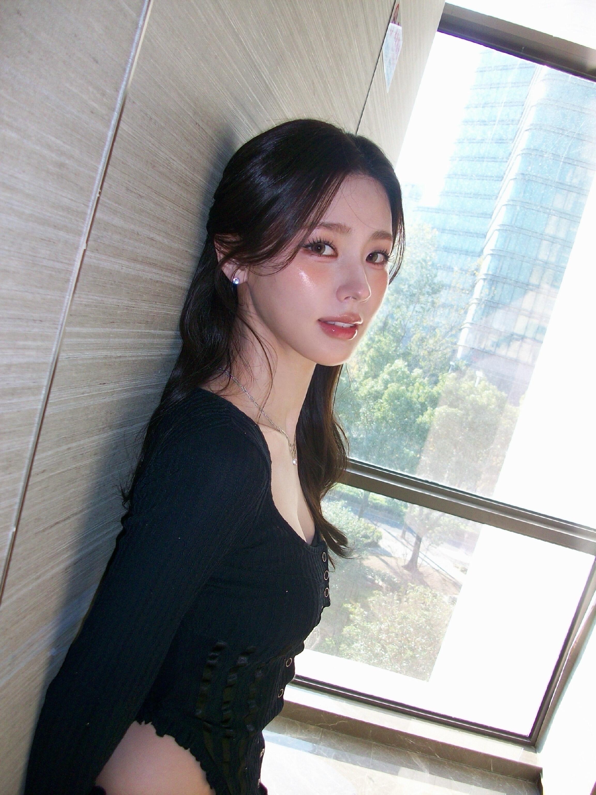 검정색 U넥 골지티 은근한 가슴골 노출한 아이들 미연