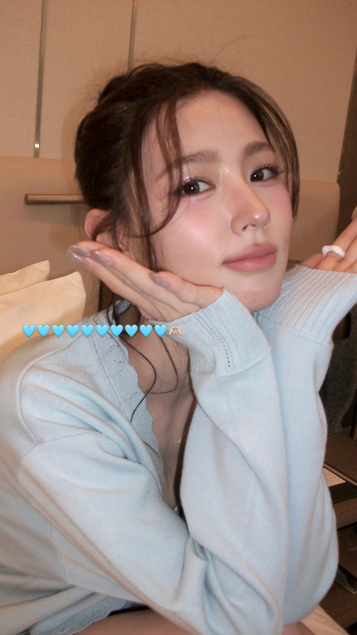 배꼽을 드러낸 하늘색 캐미솔 몽실한 가슴골 아이들 미연