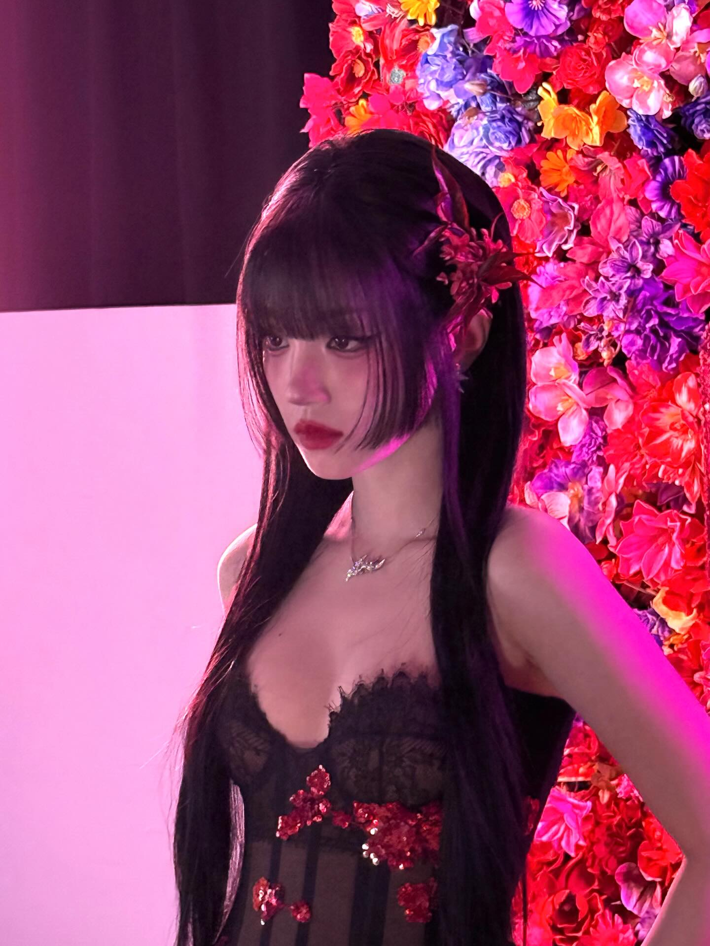 검정 시스루 란제리 슬립 입은 아이들 우기 몽실한 가슴골