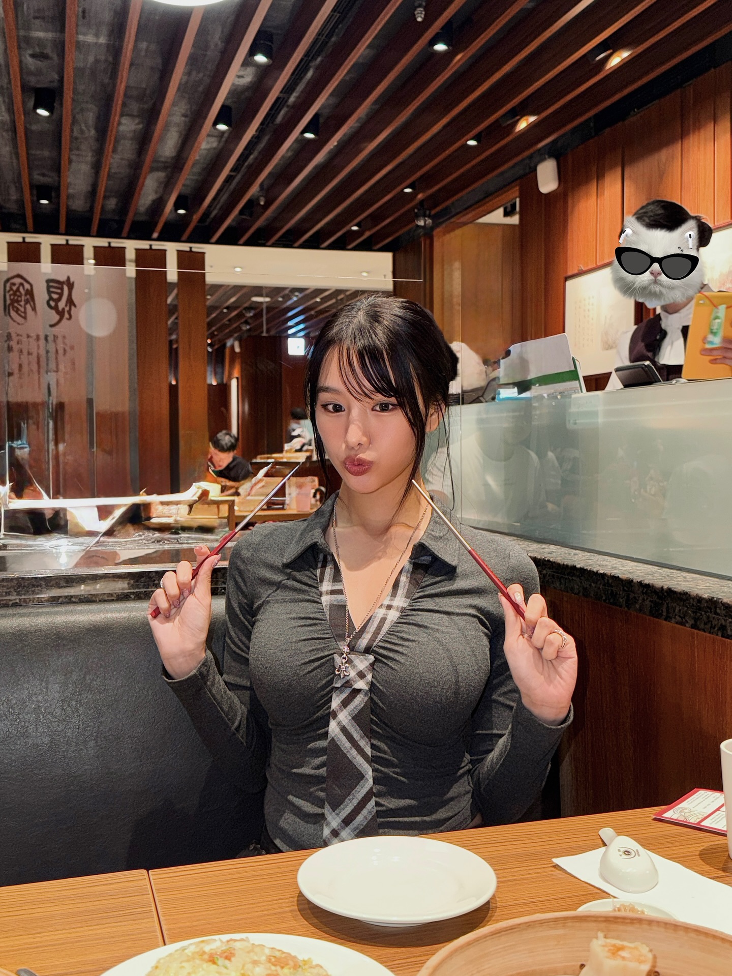 왕만두 먹는 키오프 나띠...테이블에 얹어놓은 묵직한 가슴