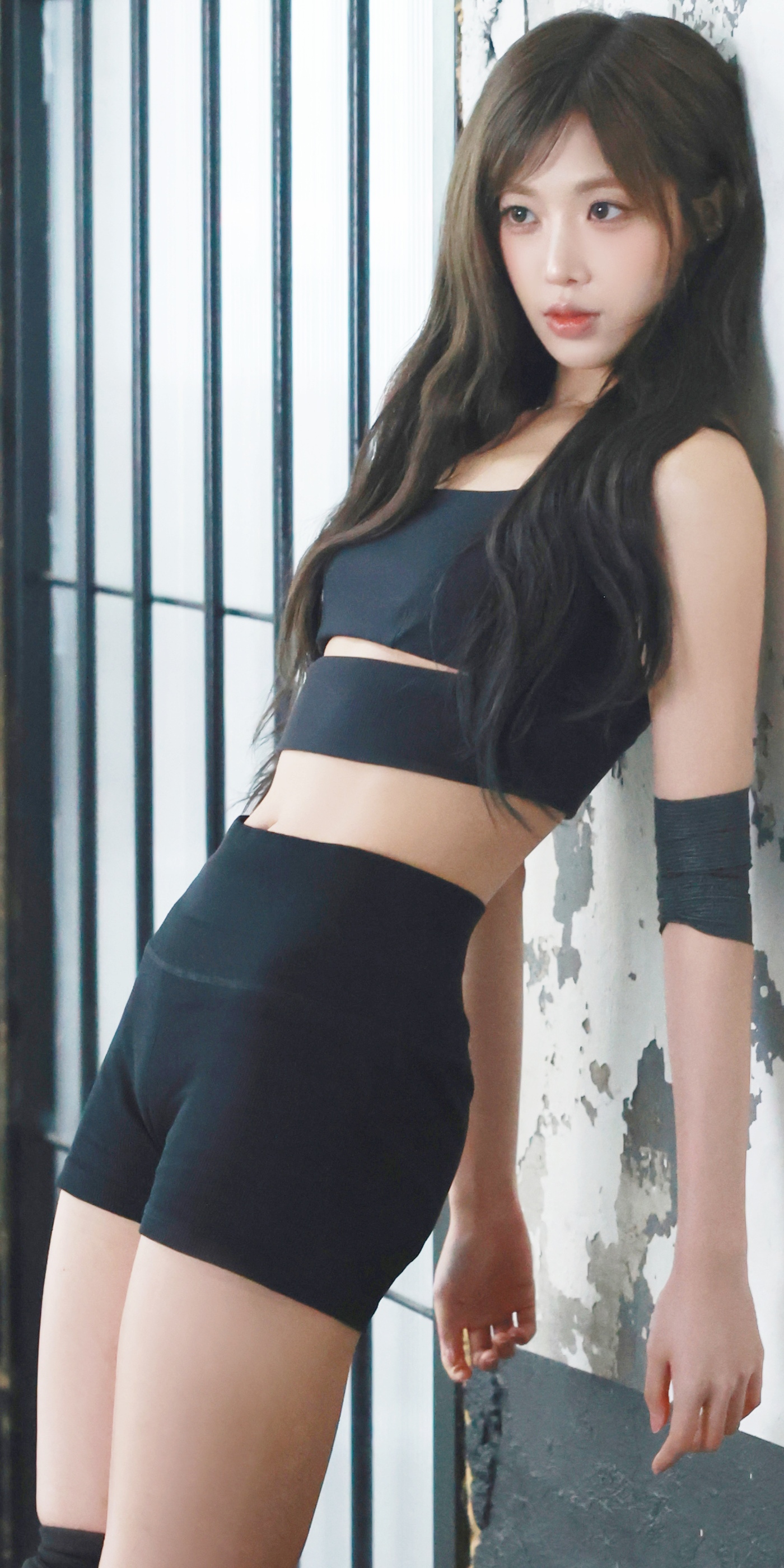 벽에 기댄채 골반 앞으로 내민 트리플에스 니엔 숏레깅스 Y존