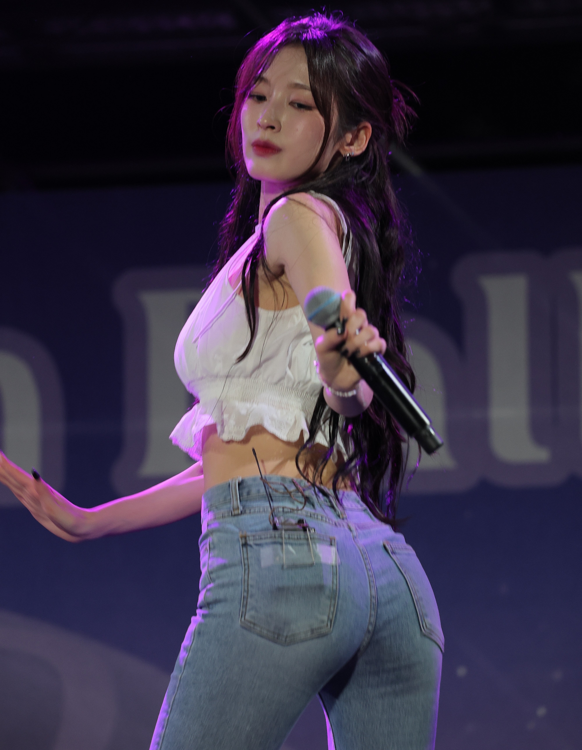 그리운  현역시절 아린...순백색 나시 + 청바지 엉태 1장 (초고화질)