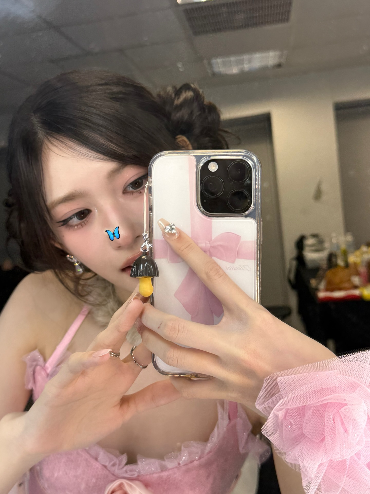 시원하게 파인 핑크 란제리룩 입고 거울셀카 뿌까머리 이서