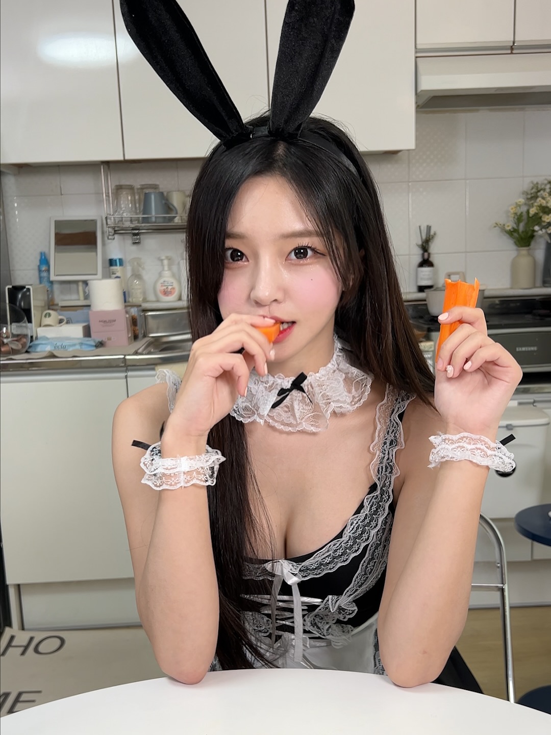 당근 먹는 바니걸 박민정 검정 메이드복 알가슴골