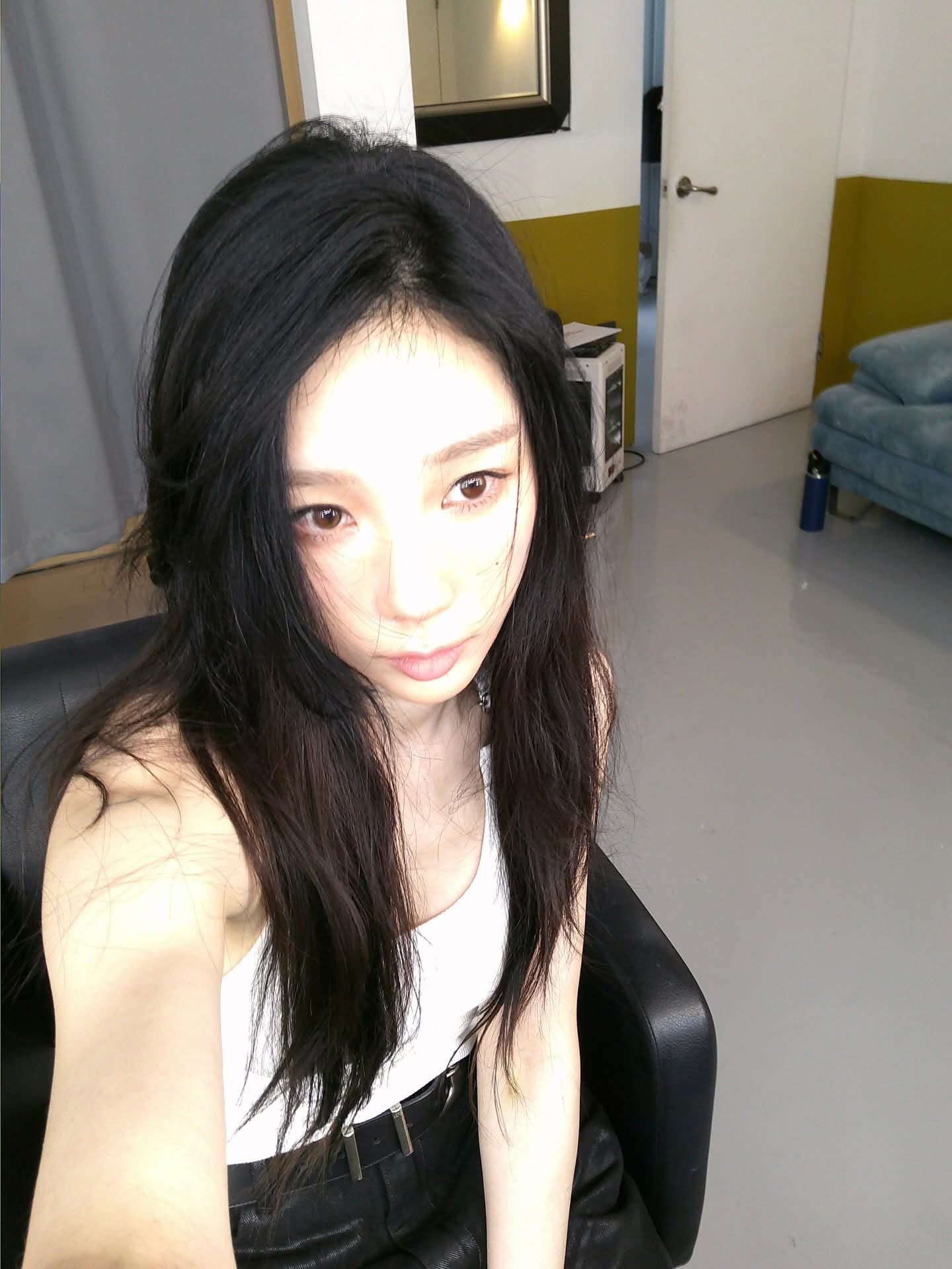 흰 골지 민소매 입고 셀카 찍는 태연 겨드랑이 페로몬