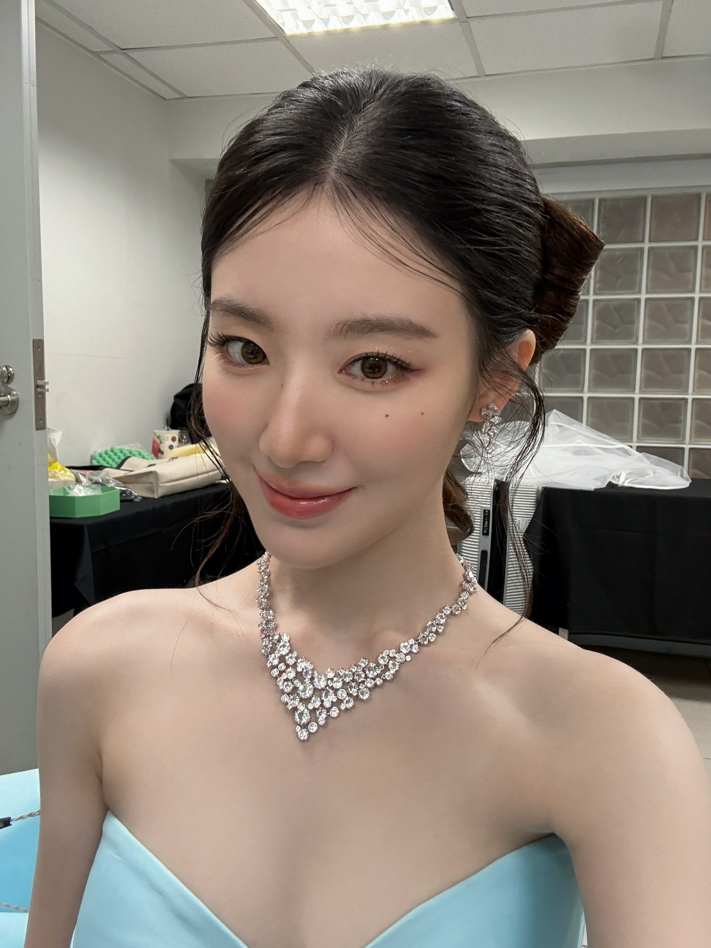 시상식 MC 보는 아이들 슈화 하늘색 드레스 역대급 가슴골 노출