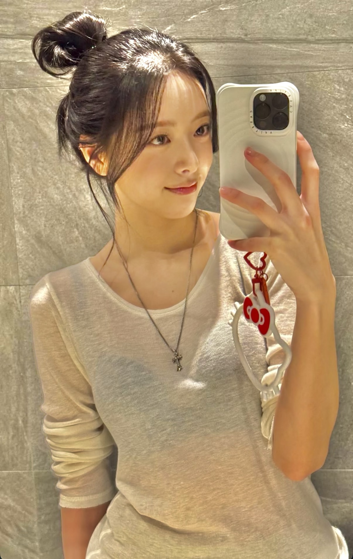 있지 똥머리 유나...검정 브라 비치는 얇은 흰티 셀카