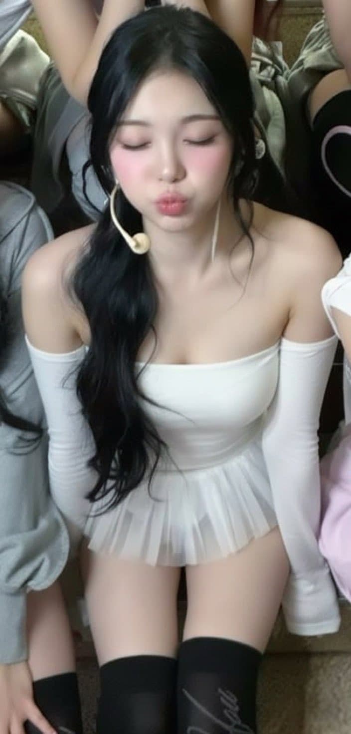 눈 감고 입술 츄~ 내미는 하츠투하츠 이안 은근한 가슴골 꿀벅지