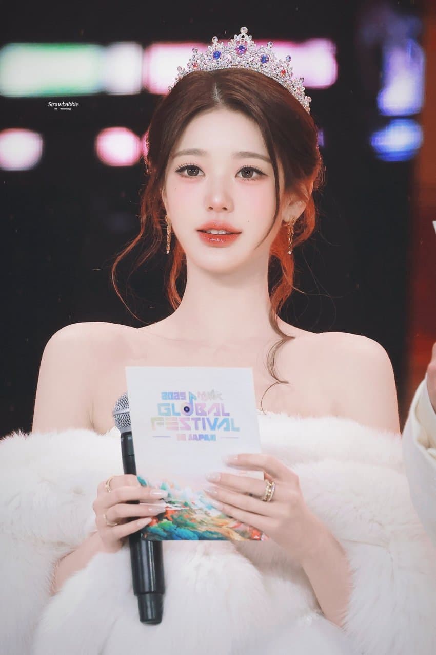 티아라 왕관 쓴 순백색 퍼 오프숄더 여신 장원영 미친 미모 ㄷㄷ