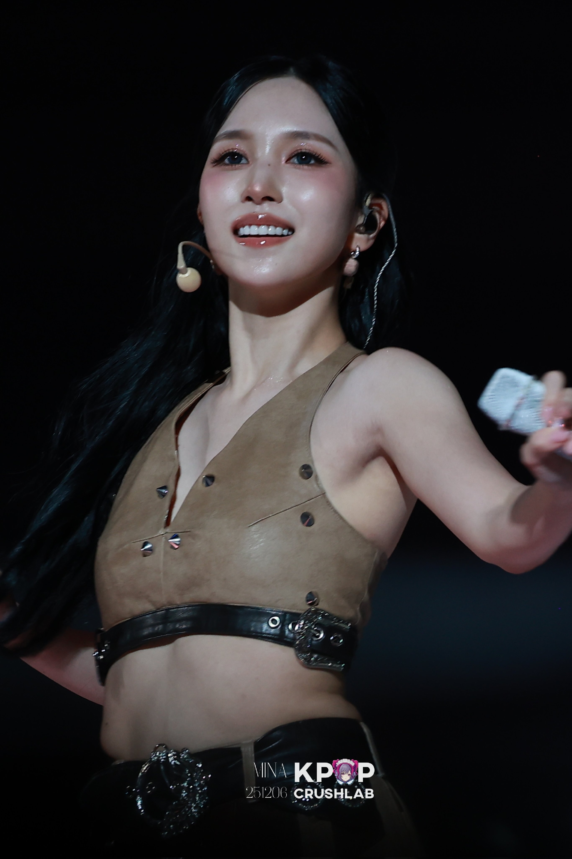 징 박힌 카키색 가죽나시 초고화질 겨드랑이 트와이스 미나