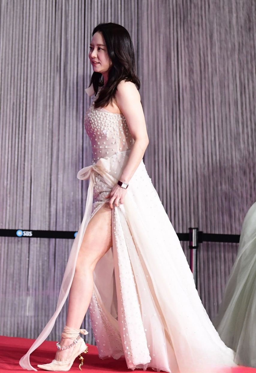 레드카펫 올라가는 송지효 절개된 드레스 사이로 야한 허벅지