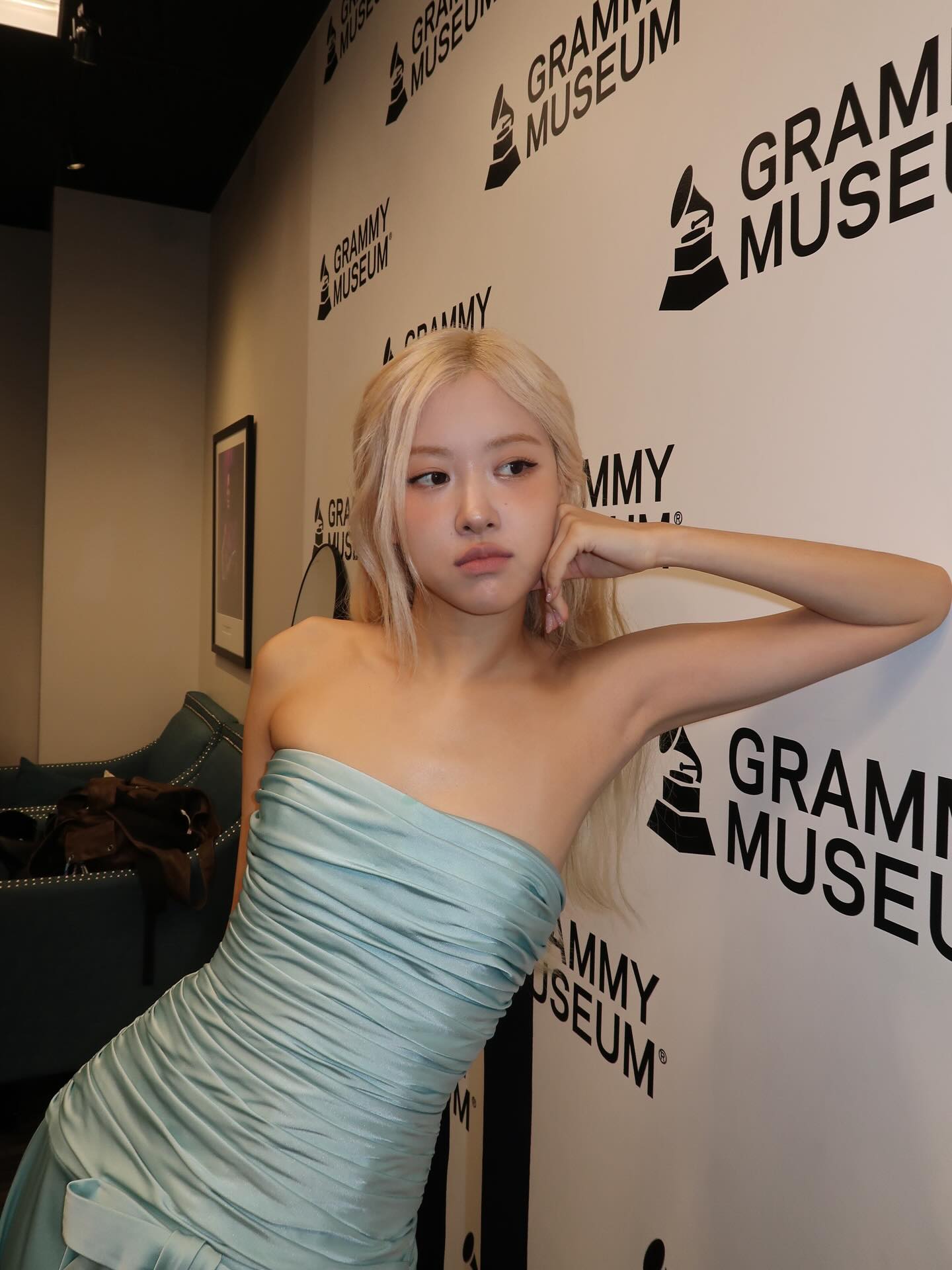 민트색 주름 드레스 매끈한 허벅지 각선미 블랙핑크 로제 - 인스타