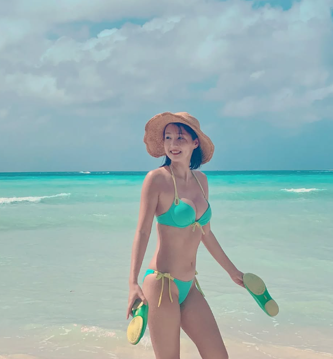 오정연 아나운서 바닷가에서 민트색 +  보라색 비키니 몸매