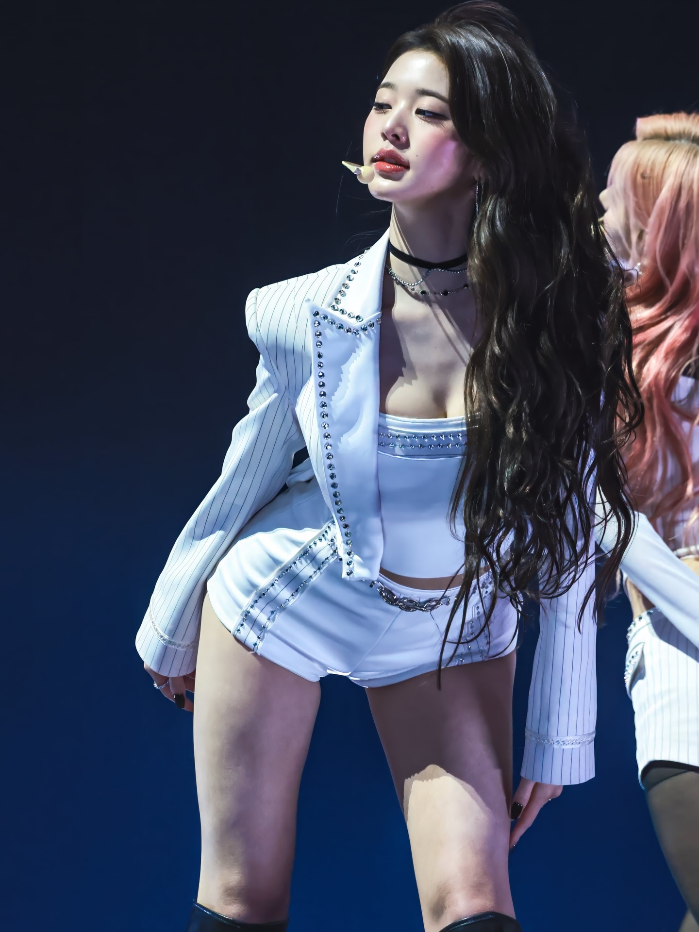 자켓 속 순백색 튜브탑 입고 숙이는 장원영 은근한 가슴골