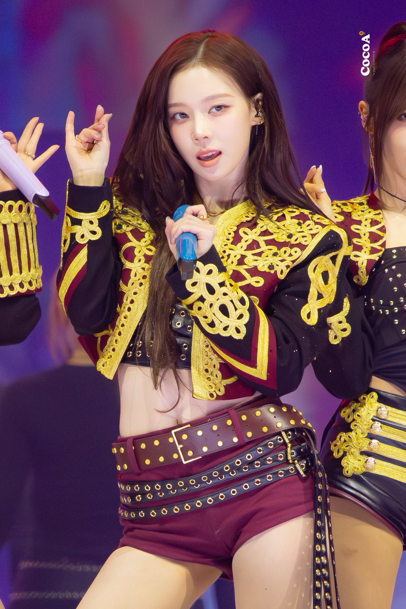 [에스파] 빨간 금장 응원단장 의상 윈터...뽀얀 꿀벅지 야꼽