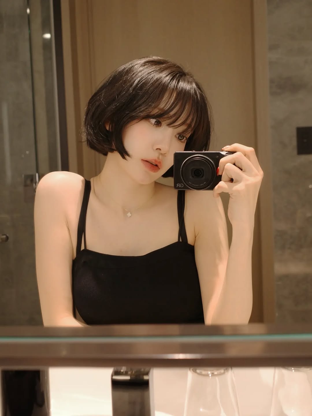 검정 끈나시 입고 거울셀카 찍는 단발 사쿠라 겨드랑이 미모