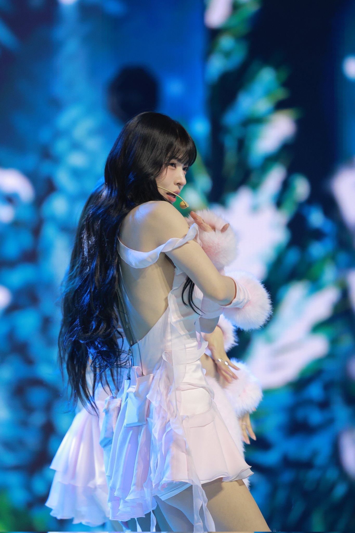 프로미스나인 이채영 옆구리 + 등짝이 시원한 핑크 프릴 의상