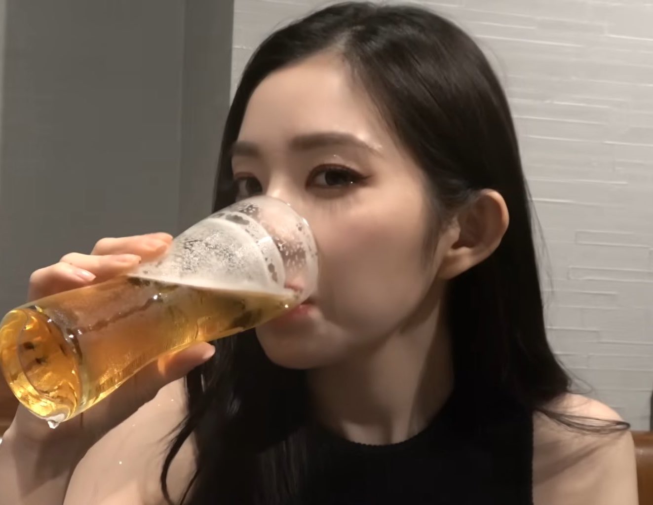 맥주 한잔 들이키면서 매형들과 눈 마주친 아이린 ㅗㅜㅑ