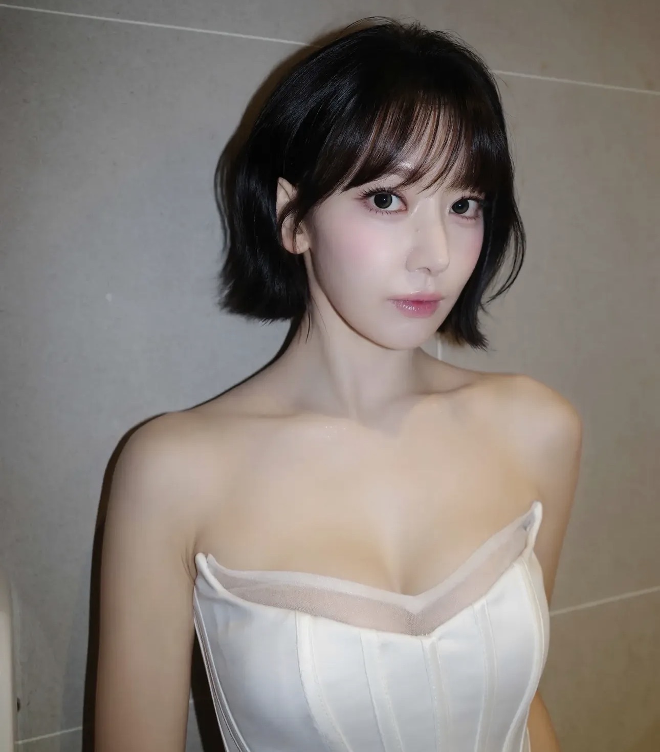 사쿠라 화이트 실크 오프숄더 드레스 골반 + 뽀얀 가슴골