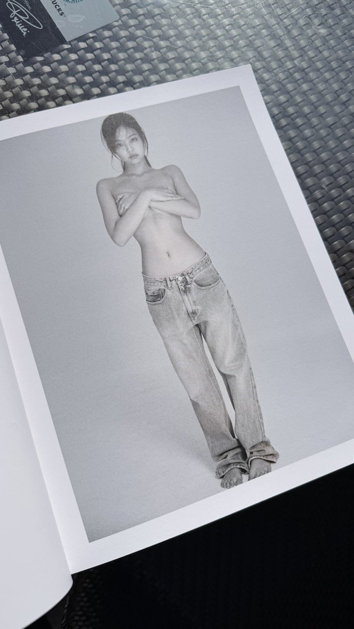 청바지만 입고 세미누드 화보 찍은 제니 사이드붑 언더붑 노출