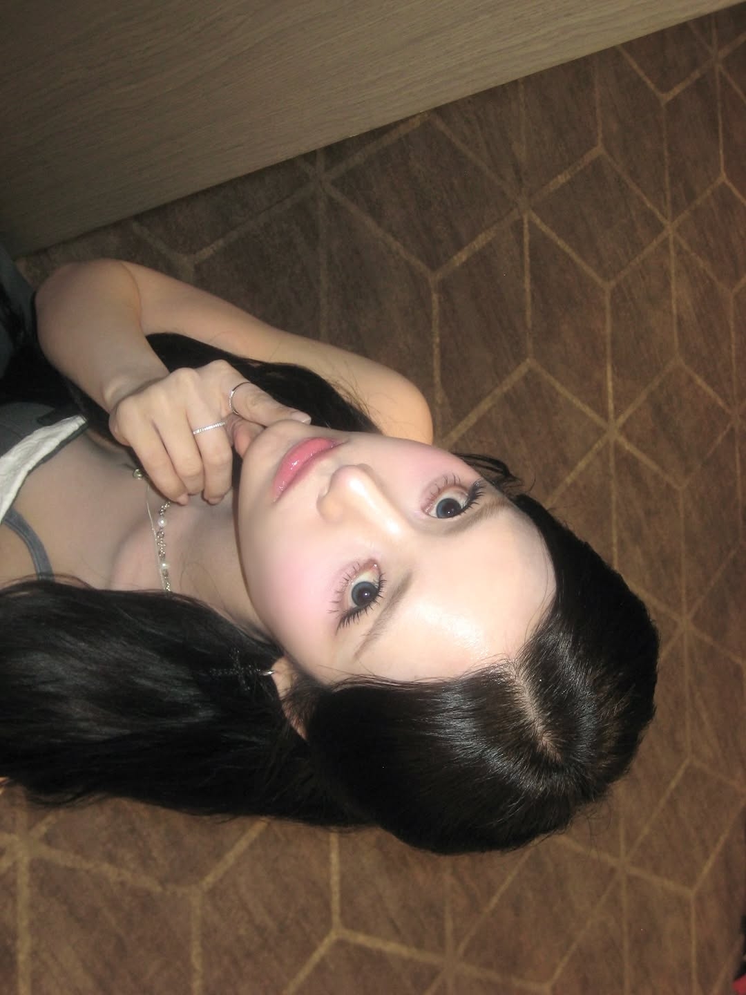 리본 달린 회색 란제리룩 원피스 프로미스나인 박지원 가슴골