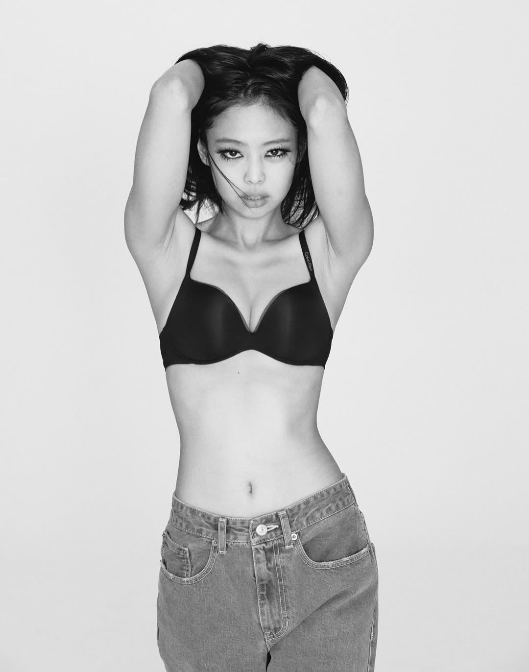 청바지에 검정 브라만 찬  블랙핑크 제니 슬렌더 가슴골 몸매