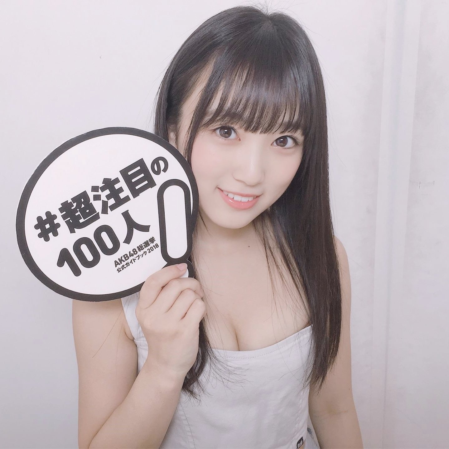 [아이즈원] 큐티뽀짝 나코 흰 민소매 은근한 가슴골 허벅지