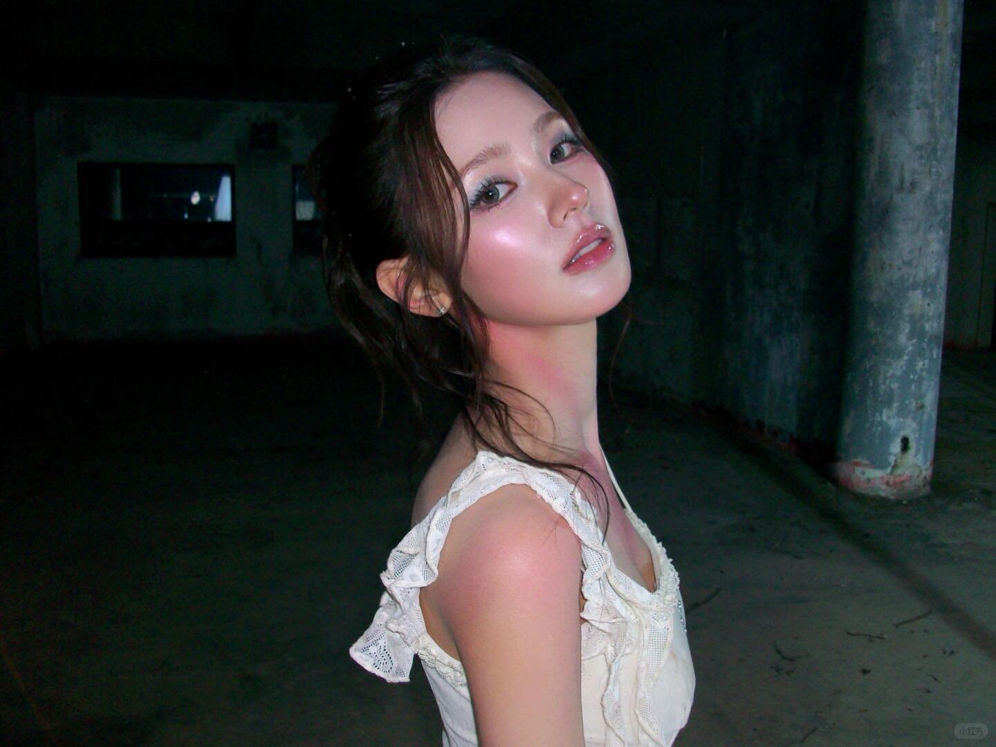 화이트 레이스 의상 측면에서 본 몽실한 가슴골 아이들 미연