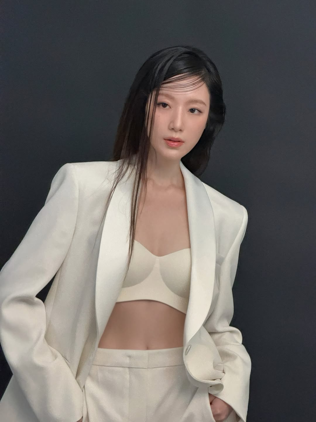 슈화 자켓 속 컵모양이 확실한 흰 튜브탑 브라 몽실 가슴골