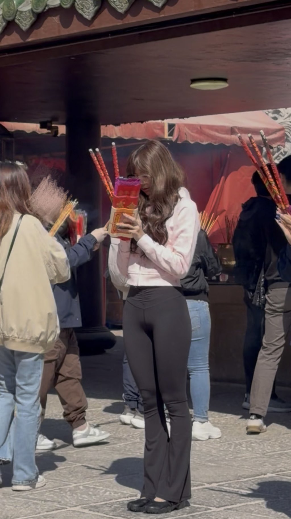 홍콩 관광중인 리사...사복패션 검정 레깅스 화난 엉덩이 Y존